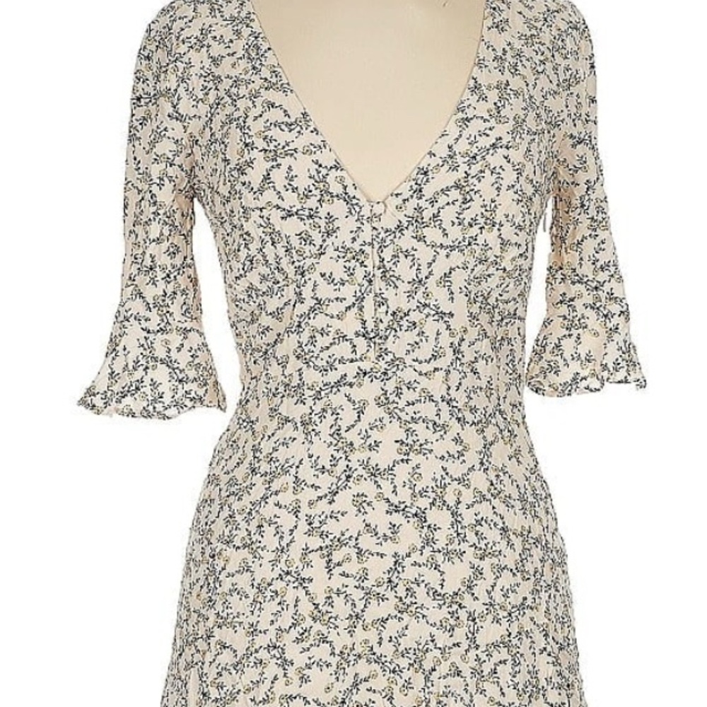 Cupcakes and cashmere Floral V-Neck Dress - Picture 2 of 11